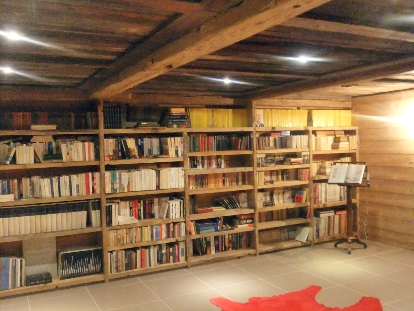 Bibliothèque en vieux bois à Megeve.