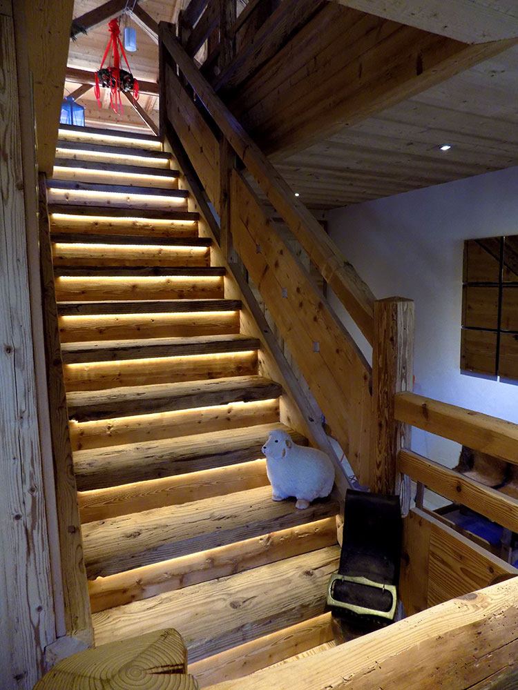 Escalier vieux bois à Cordon.